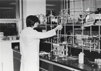 UNBSJ, woman working in chemistry lab Record group/Fonds PR; Series 1; Sub-series 2; Item 5353 [19--]