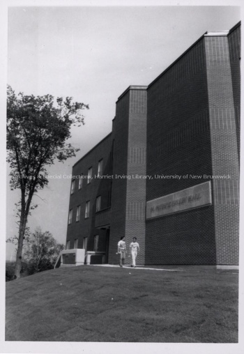 Students walk in front of Gillin Hall, 1988. PR; Series 2; Sub-series 2; File 396; Item 1. Photo credit: Joy Cummings-Dickenson.