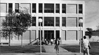 Students walking in front Sir Douglas Hazen Hall Record group/Fonds PR; Series 2; Sub-series 4; File 928; Item 3 1984