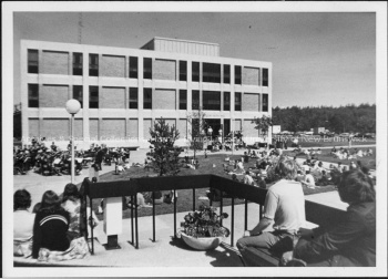 Group of students gathered outside of Sir Douglas Hazen Hall Record group/Fonds PR; Series 2; Sub-series 4; File 928; Item 13 [198-?]