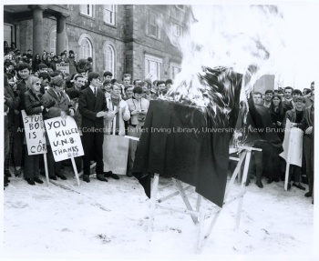 Student demonstration over CAUT censure, 20 March 1969. UA PC-7 no. 20a (1).