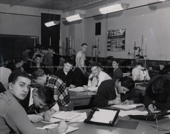 Group of students working in a lab in the Physics Department. Record group/Fonds PR; Series 1; Sub-series 1; Item 4761 1962.